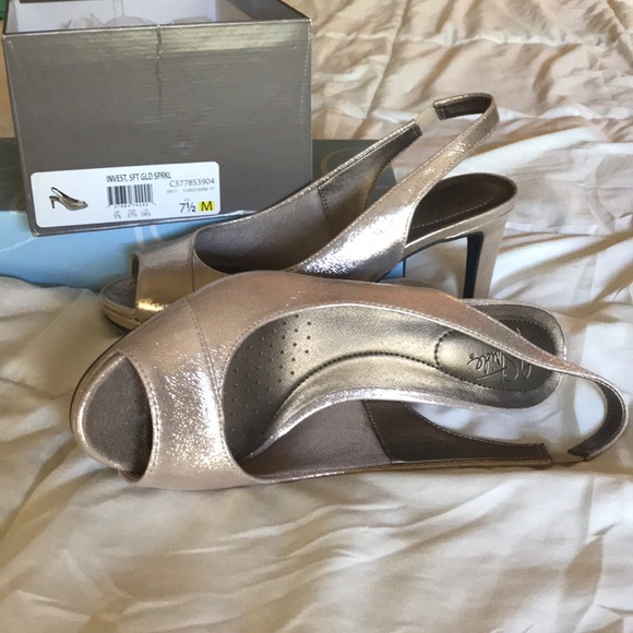 Gold open toed heels - Picture 1 of 2